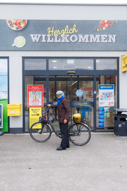 Land ohne Läden, Supermarktschließung, Frau auf Fahrrad vor Supermarkteingang