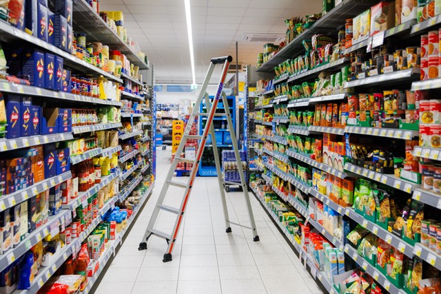 Land ohne Läden, Supermarktschließung, Leiter im Gang im Supermarkt