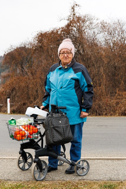 Land ohne Läden, Supermarktschließung, Ältere Frau mit Rollator und Einkauf
